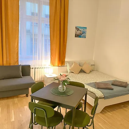 Cozy By Wenceslas Square And Main Train Station Прага